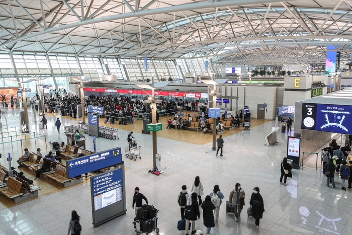 반복되는 연예인 '공항 민폐' 논란... 해결책은 어디에